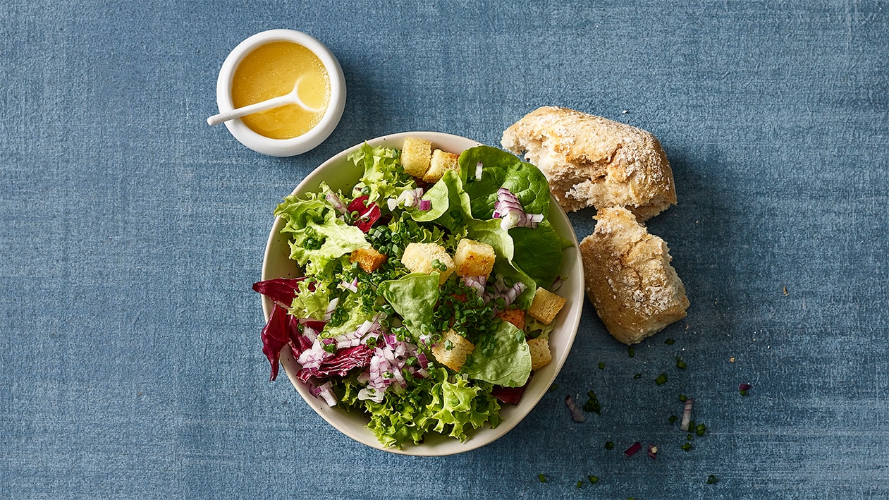 Feuilles de salade fraîches et vinaigrette aux agrumes Feuilles de salade fraîches et vinaigrette aux agrumes