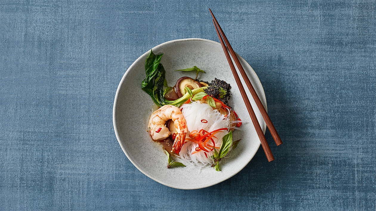 Thailändischer Glasnudelsalat mit sautierter Riesencrevette und Soja ...
