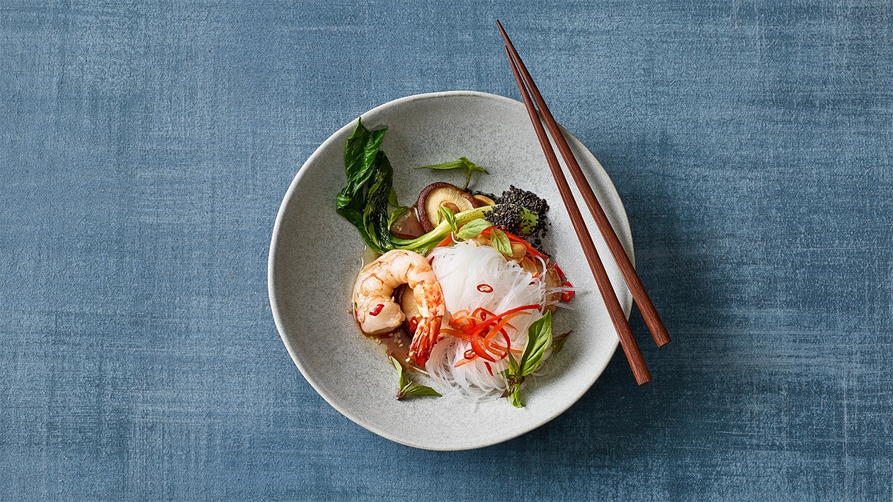 Salade thaïllandaise de nouilles transparentes aux crevettes géantes sautées et vinaigrette de sésame et soja