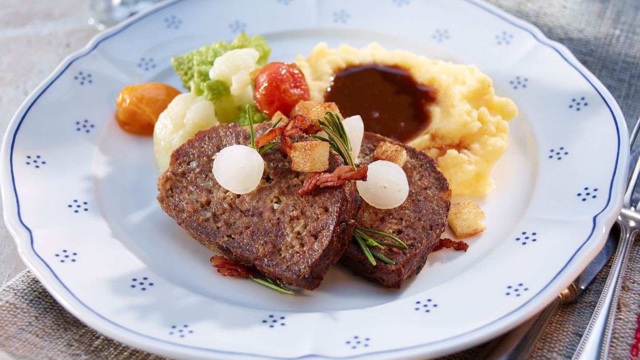 Hackbraten mit Polenta und Gemüse –  