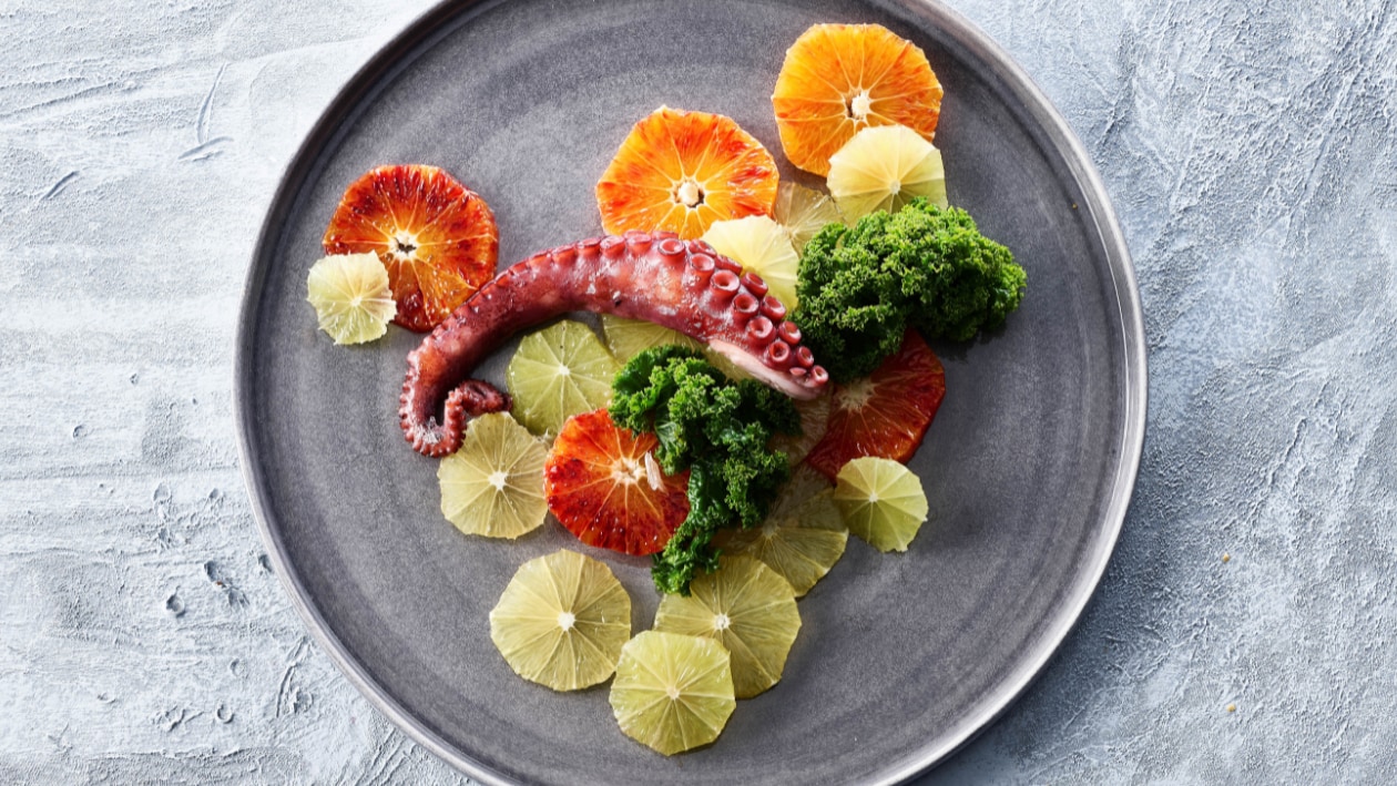 Poulpe sur agrumes et chou kale –  