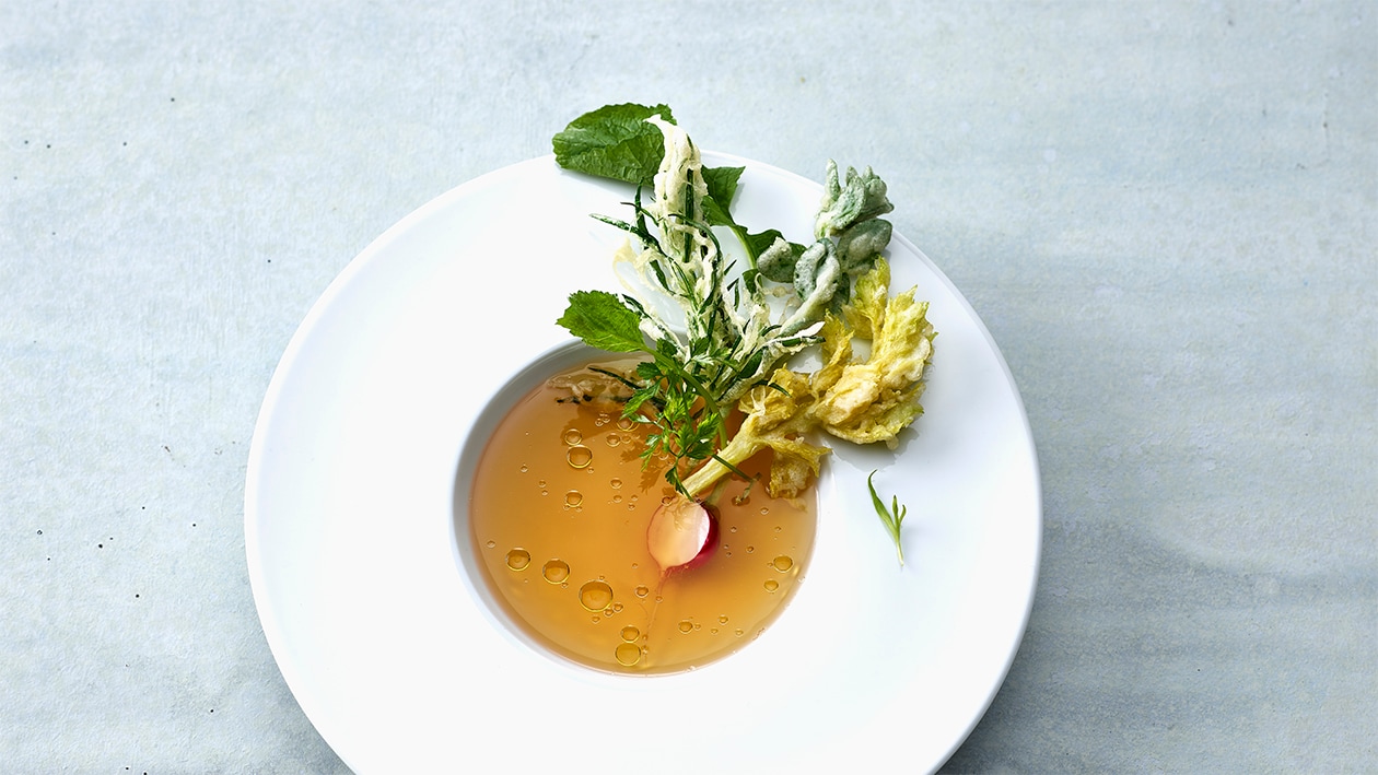Essence de céleri aux herbes tempura –  