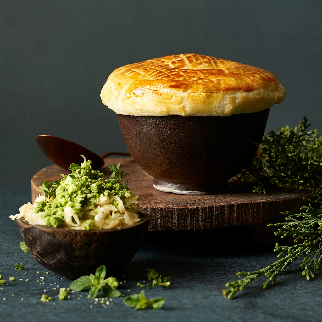 Fasanen-Pie und Tröpfel Sauerkraut mit Kräutercrumble