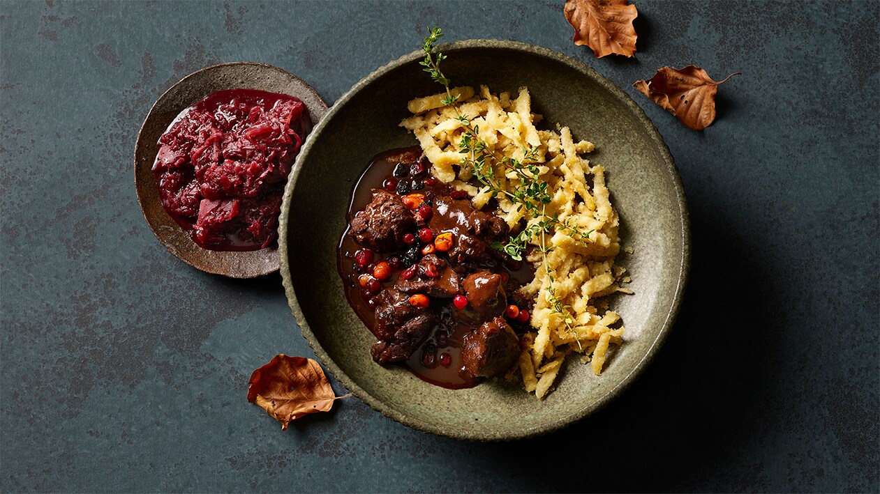 Gamspfeffer mit Beeren und Dinkel-Sand-Spätzli –  