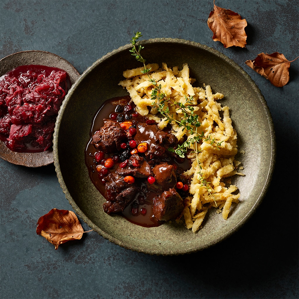 Gamspfeffer mit Beeren und Dinkel-Sand-Spätzli