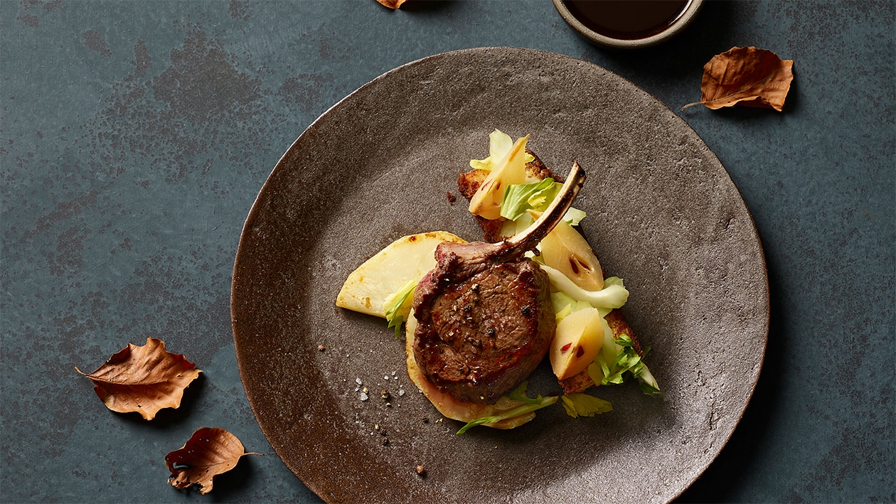 Hirschkotelett mit Pralinenbiskuit und Sellerie –  