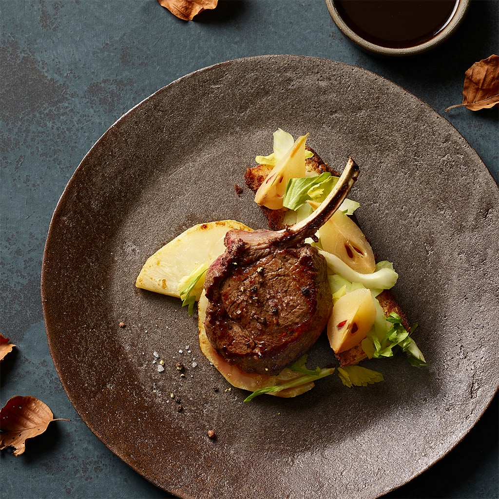 Hirschkotelett mit Pralinenbiskuit und Sellerie