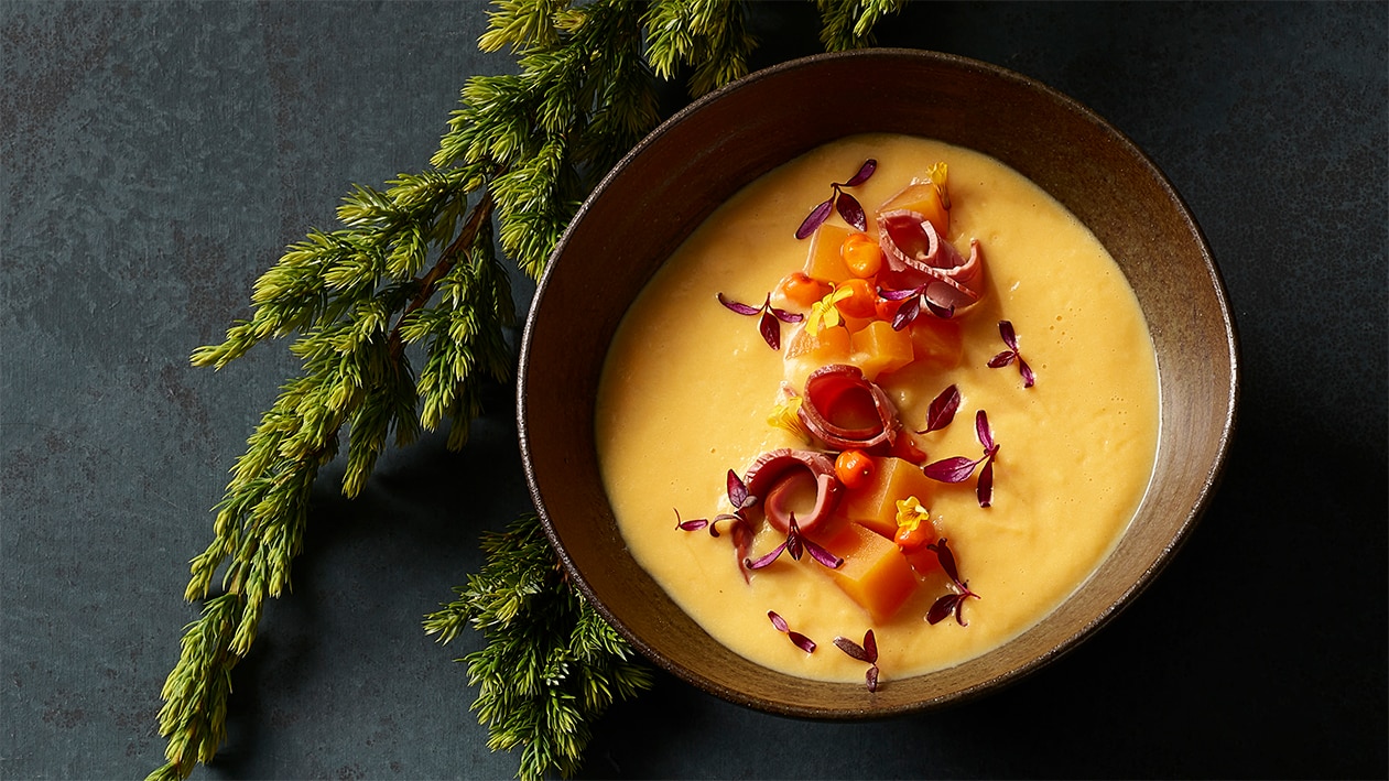 Kürbis-Sanddorn-Buttermilchsuppe mit geräuchter Entenbrust –  