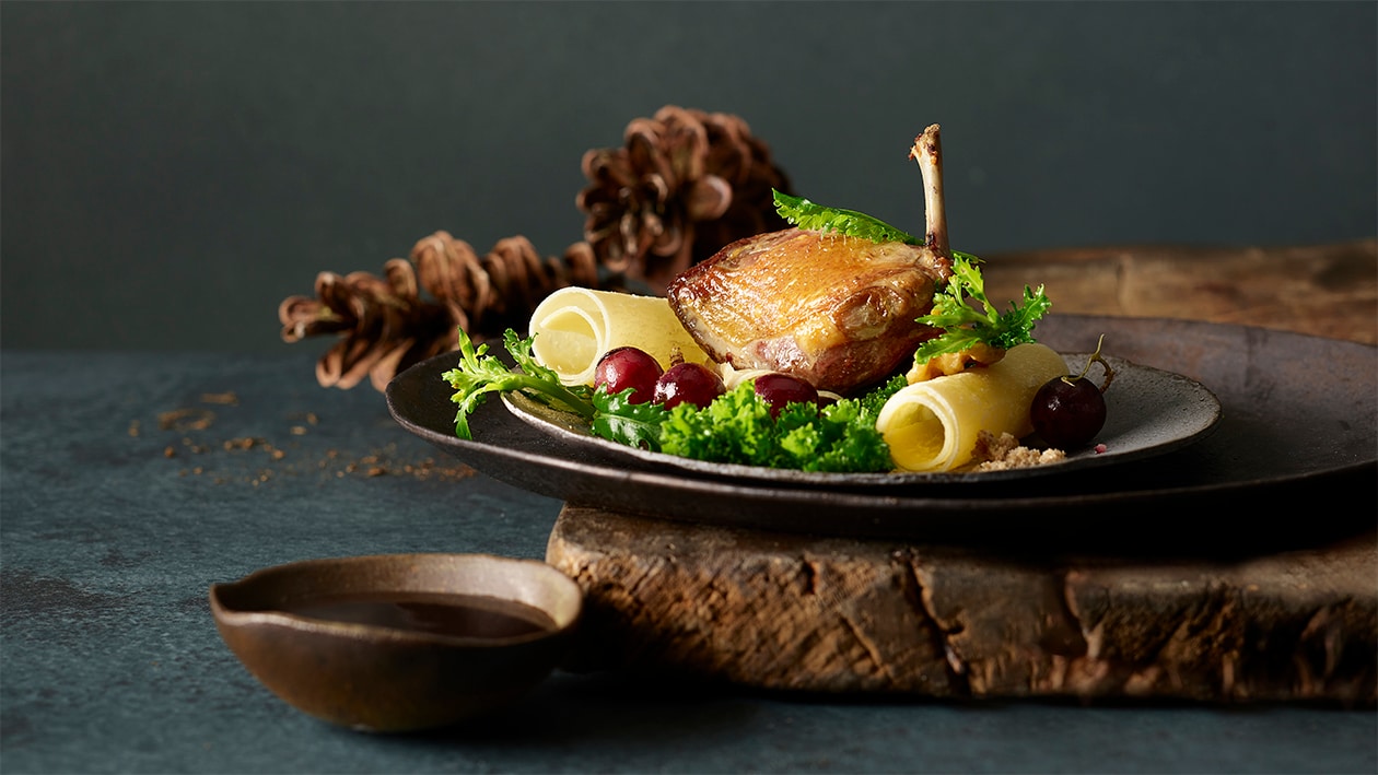 Suprême de pigeon rosé, pain de seigle valaisan et raisins –  