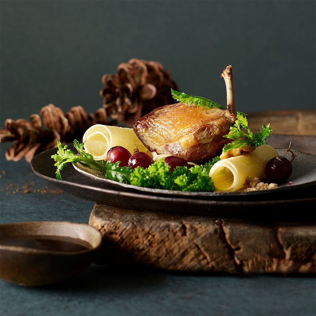 Suprême de pigeon rosé, pain de seigle valaisan et raisins