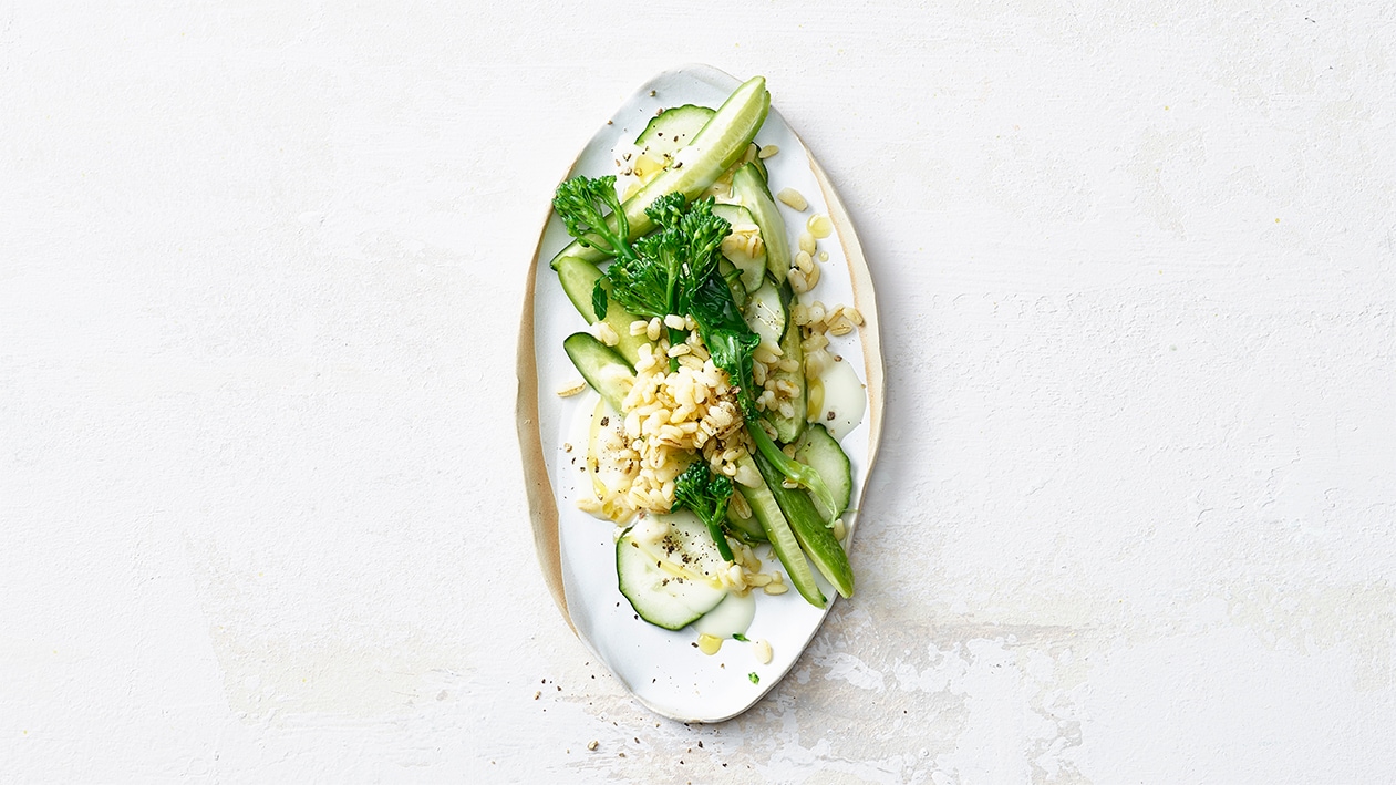 Ebly-Gurkensalat mit Buttermilch-Dressing und wildem Broccoli –  