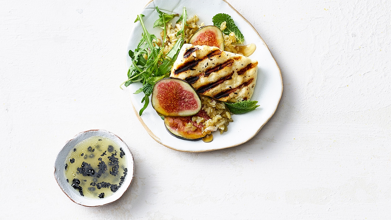Salade de freekeh épicée, fromage sauté et figues –  