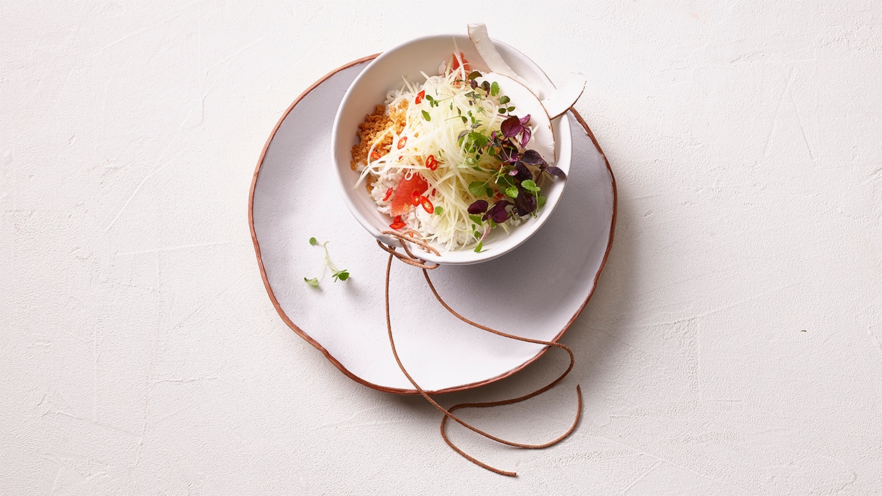 Riz à la noix de coco et salade de papaye et concombres, grapefruit thaï et basilic –  