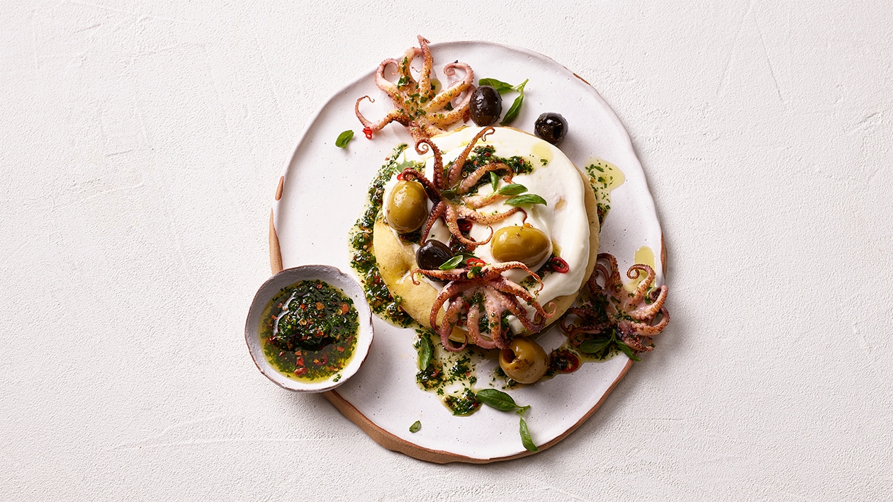 Focaccia mit grilliertem Moscardini, luftiger Kartoffel-Mayonnaise und Oliven –  