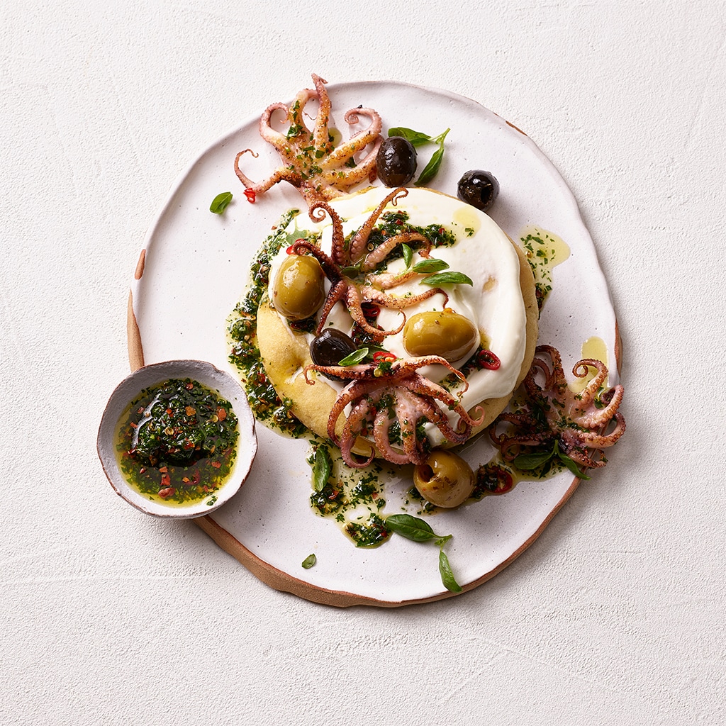 Focaccia mit grilliertem Moscardini, luftiger Kartoffel-Mayonnaise und Oliven