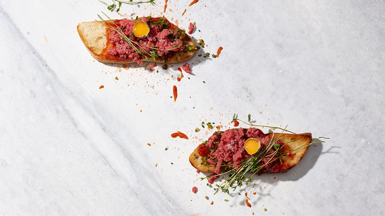 Tartare de boeuf sur baguette au beurre –  