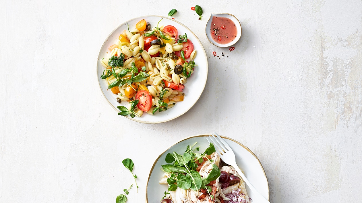 Salade de pâtes au suprême de poulet poché, lard et raisins –  