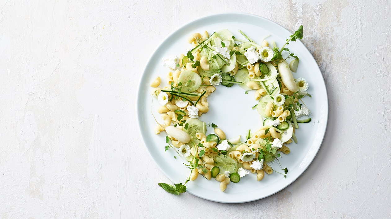 Salade de cornettes au fromage frais de Gstaad, radis et concombres –  