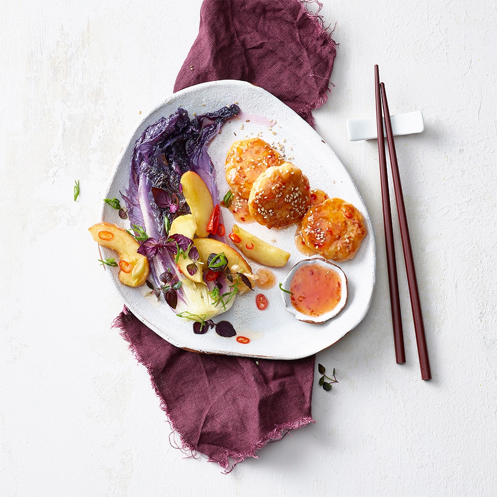 Zander-Cake mit Chili-Dip, Apfel-Kimchi und sautiertem Lila-Chinakohl