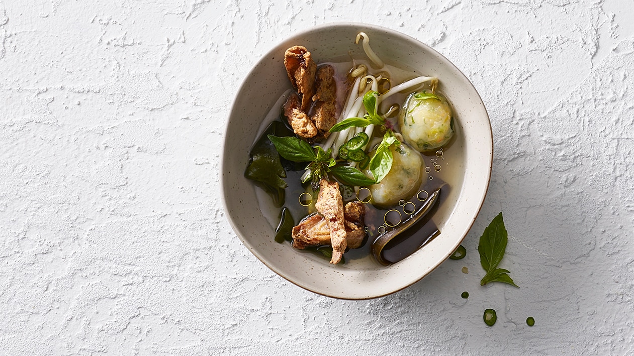 Boulettes de légumes dans un fond d'algues et chunks frits –  