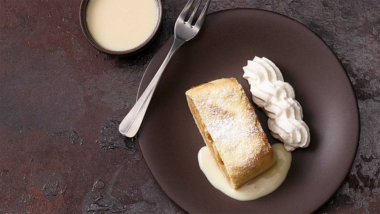 Apfelstrudel mit Vanillesauce –  