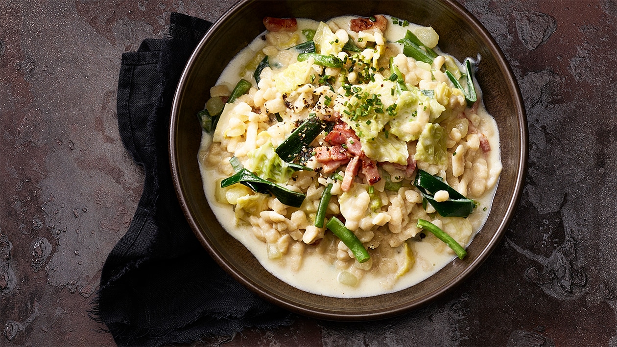 Spätzli-Pfanne mit Lauch, Wirz und Speck –  