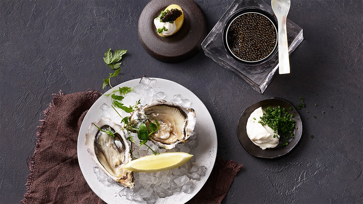 Caviar de Frutigen et huîtres avec pommes de terre au foin –  
