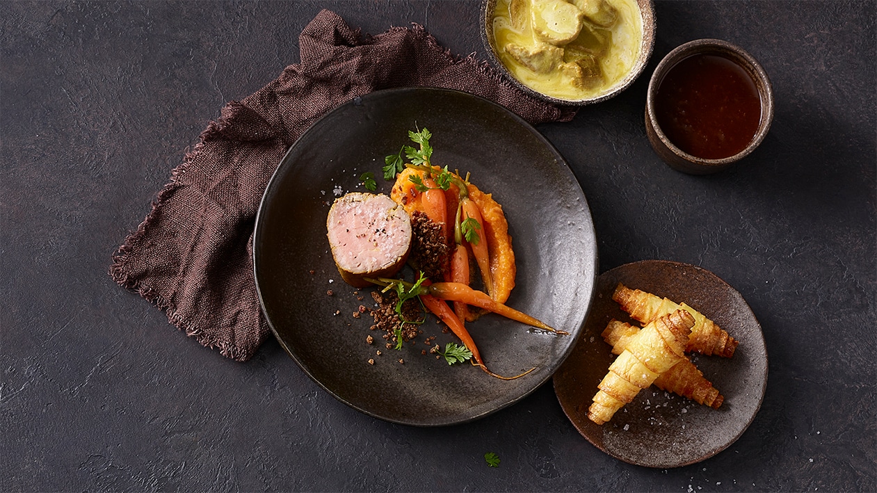 Im Safransud pochiertes Kalbsfilet, Blankett mit Safran, knusprige Kartoffelgipfeli und Karotten –  