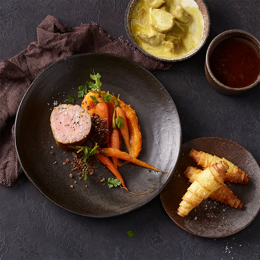 Im Safransud pochiertes Kalbsfilet, Blankett mit Safran, knusprige Kartoffelgipfeli und Karotten