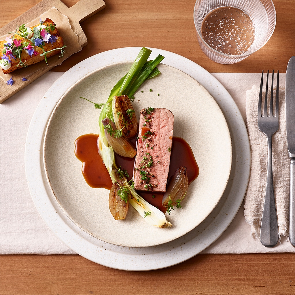 Rosa gebratener Huftdeckel mit Bergthymiansauce und Speck-Kartoffeln