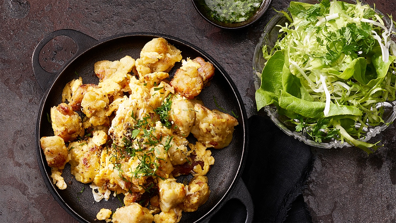 Knödel-Gröstl mit Blattsalat und Kräuterdressing –  