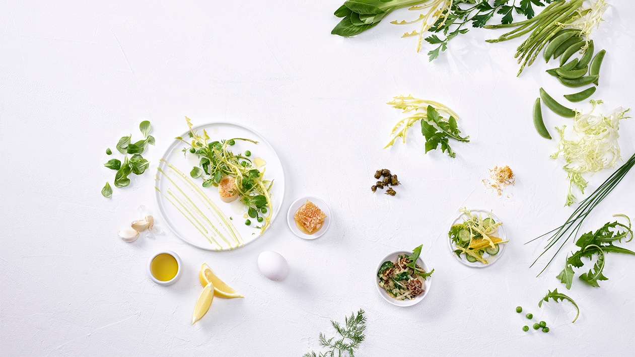 Salade printanière aux noix de St-Jacques et hollandaise au miel et à l'ail –  