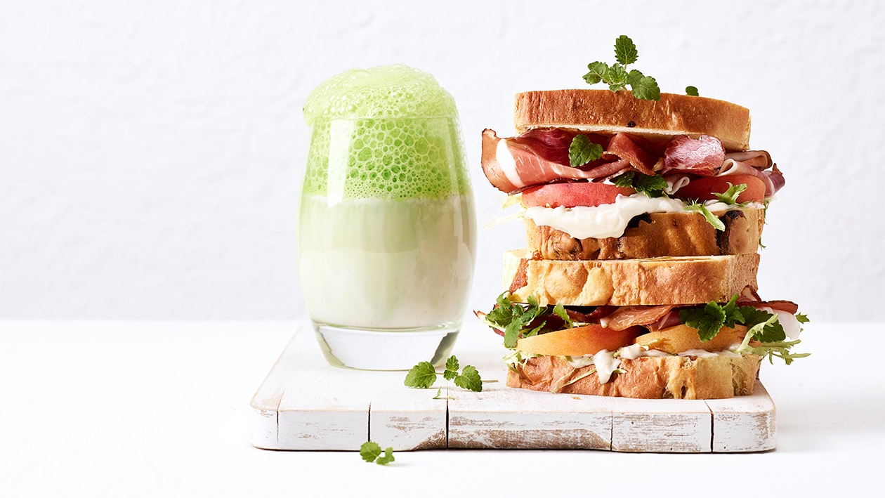 Soupe aux moules et légumes à l'écume de sencha, sandwich aux abricots et jambon ibérique –  