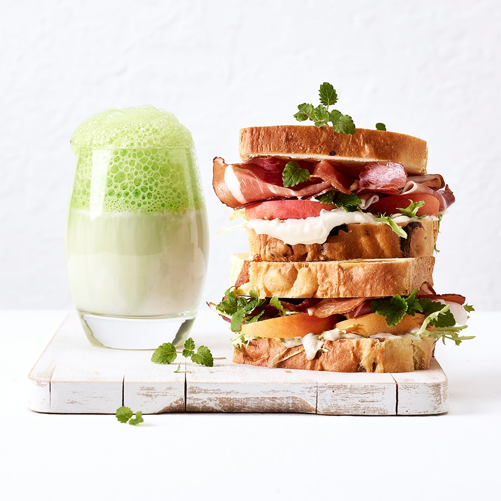 Muschel-Gemüsecremesuppe mit Sencha-Schaum und Aprikosenbrot-Sandwich mit Iberico-Schinken