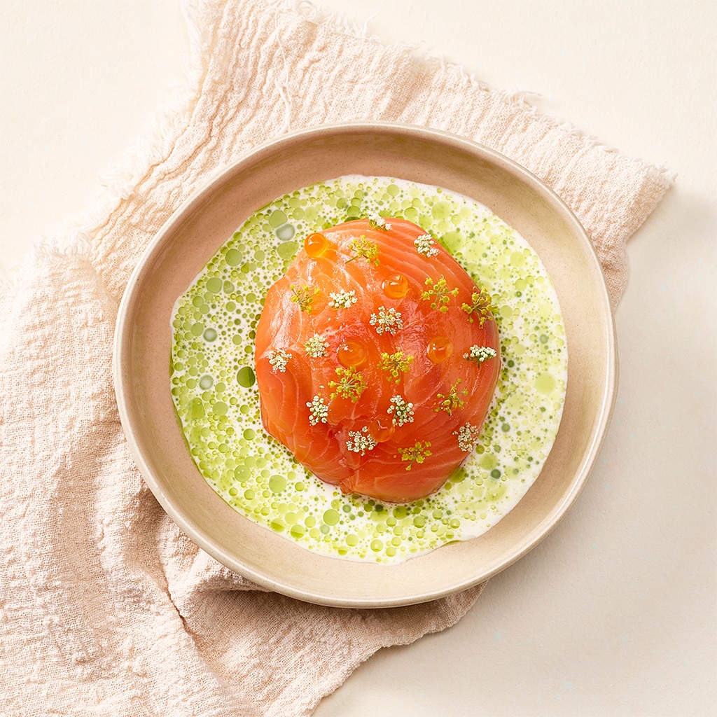 Marinierter Aperol-Lachs, Honig-Joghurt-Dressing und Schnittlauchöl mit Ebly Salat