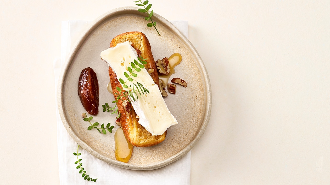Baba tiède au Rhum et au miel, fromage Edelweiss d'Urnäsch et moutarde de figues –  