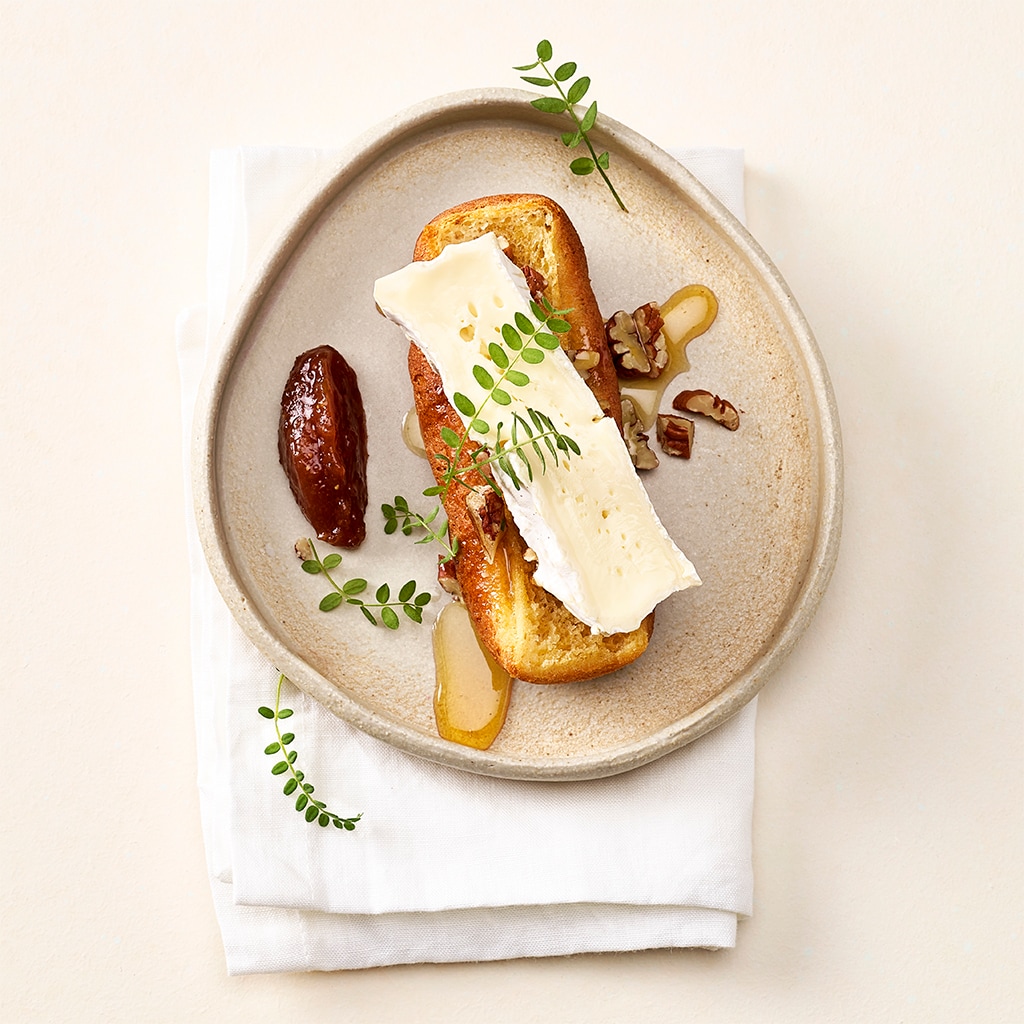 Lauwarmer Honig-Rum-Baba mit Urnäscher Edelweiss und Feigensenf	