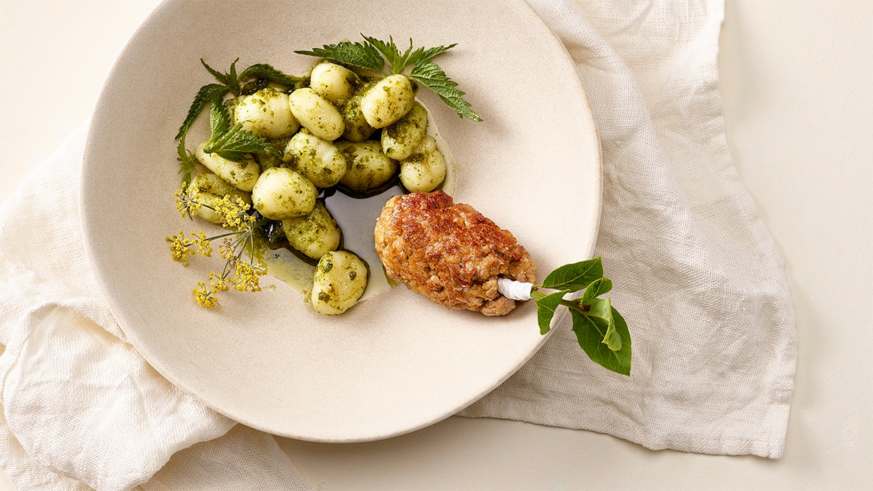 Im Honig glasierte Kalbfleischröllchen mit Brennnessel-Gnocchi