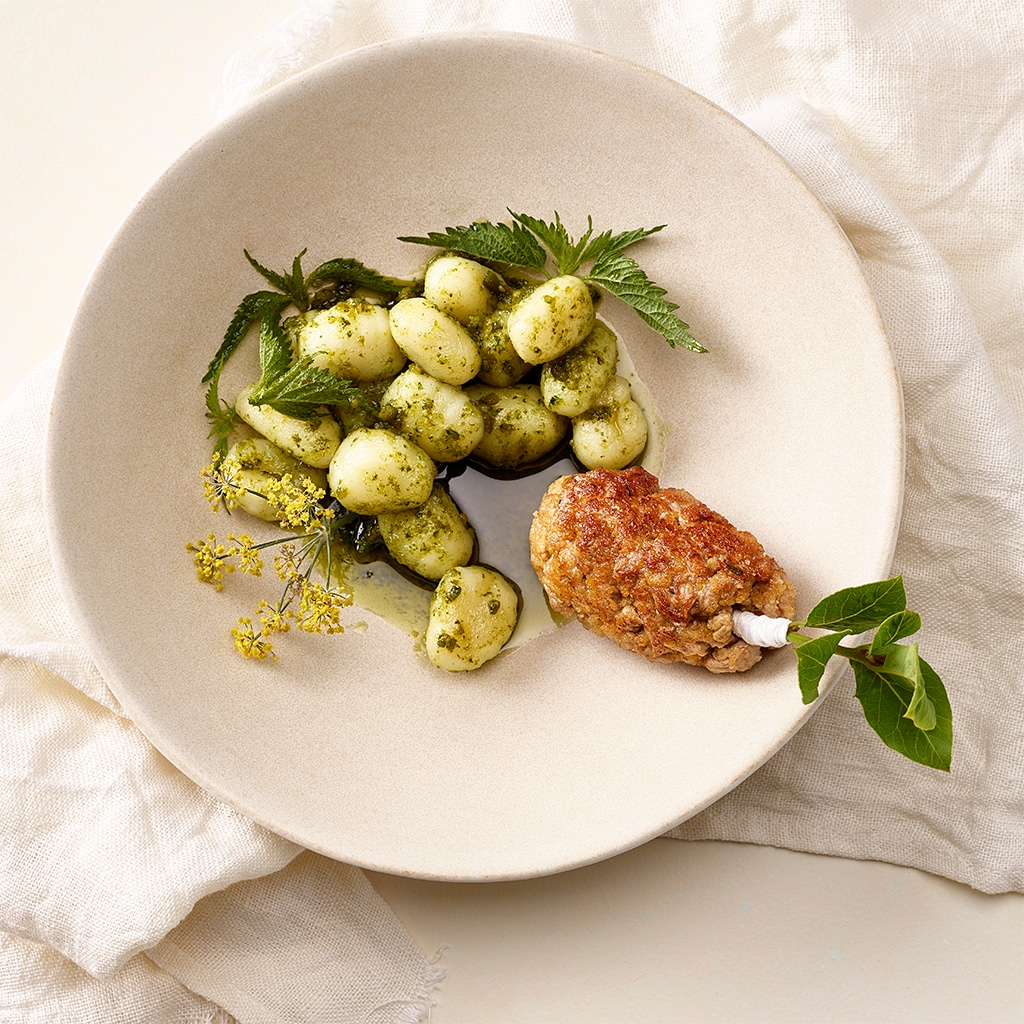 Im Honig glasierte Kalbfleischröllchen mit Brennnessel-Gnocchi
