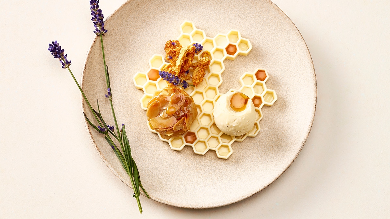Variation de miel en nid d'abeilles, panna cotta miel-lavande, crunch au miel et glace vanille au miel –  