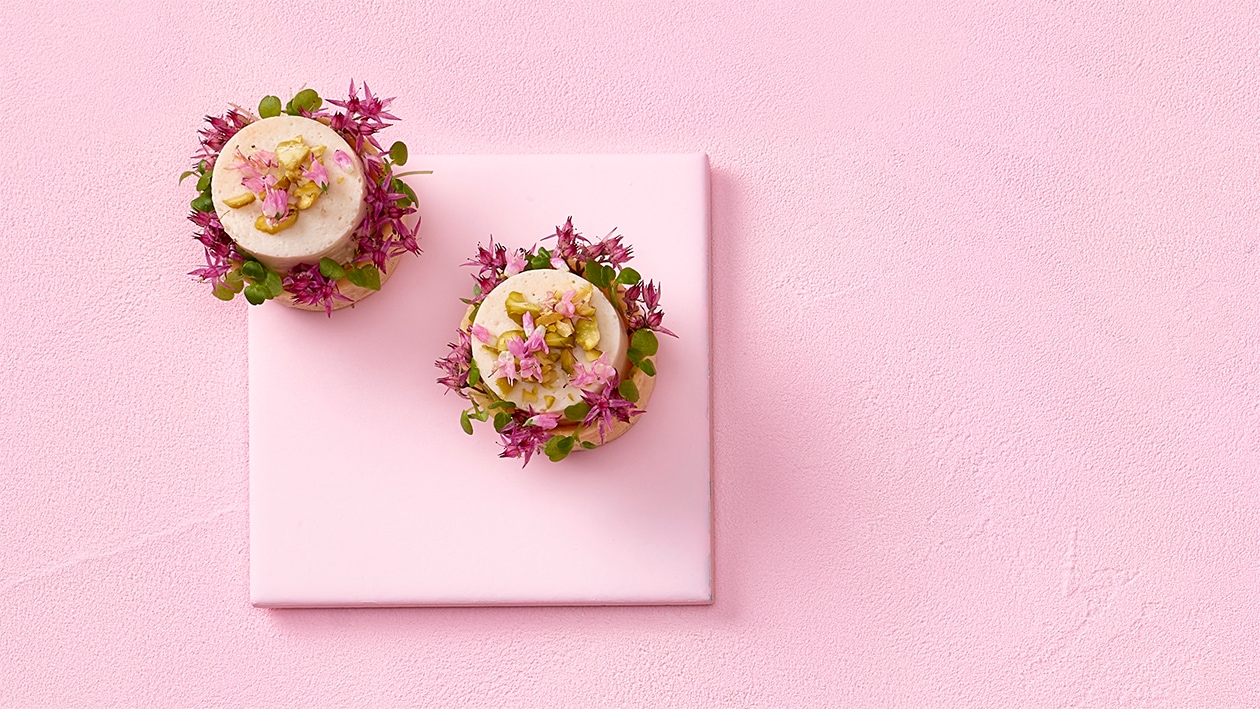 Tartelette de poulet à la rose et aux amandes, germes fines herbes –  