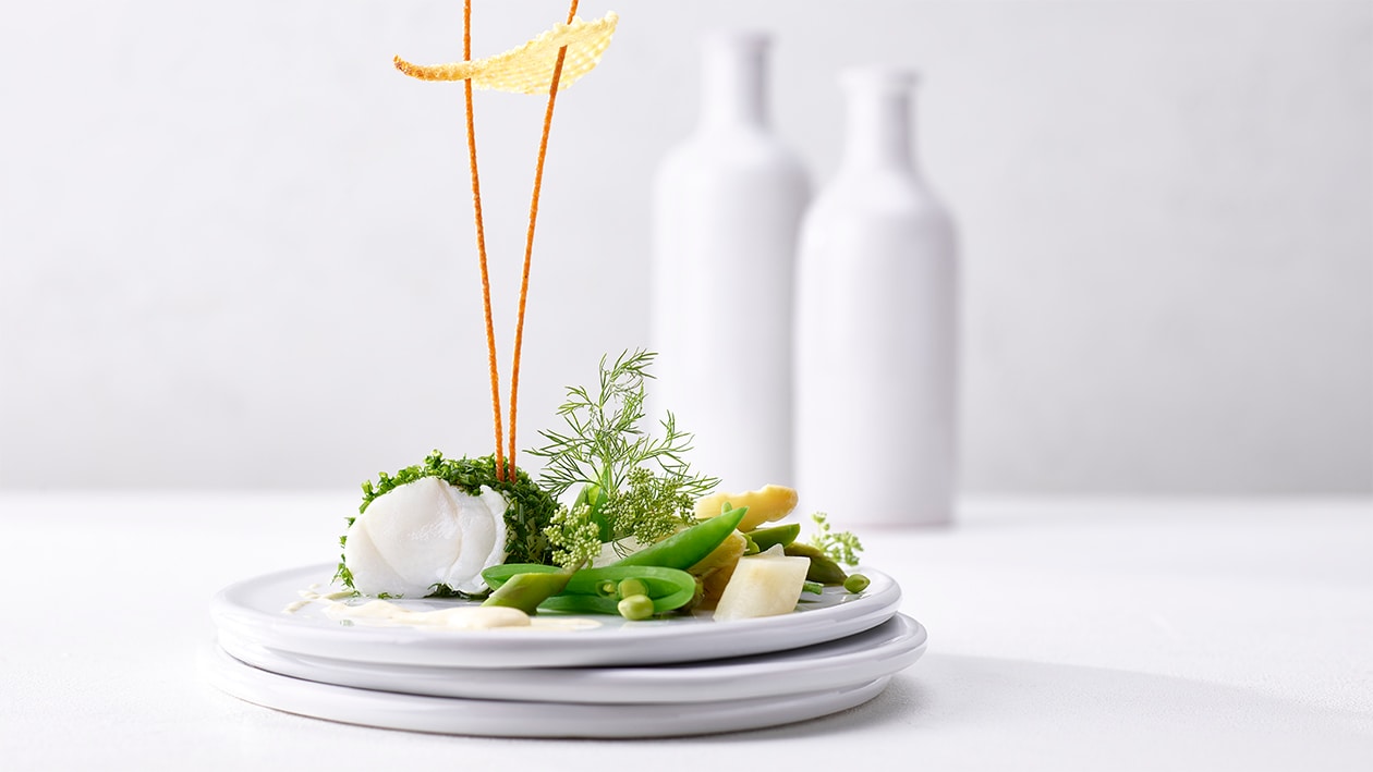 Baudroie poché en manteau aux fines herbes, légumes printaniers et émulsion à la vanille de Tahiti –  