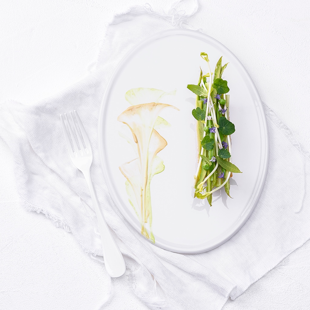 Déclinaison d'asperges vertes sur brioche chaude et croustillante et hollandaise au café