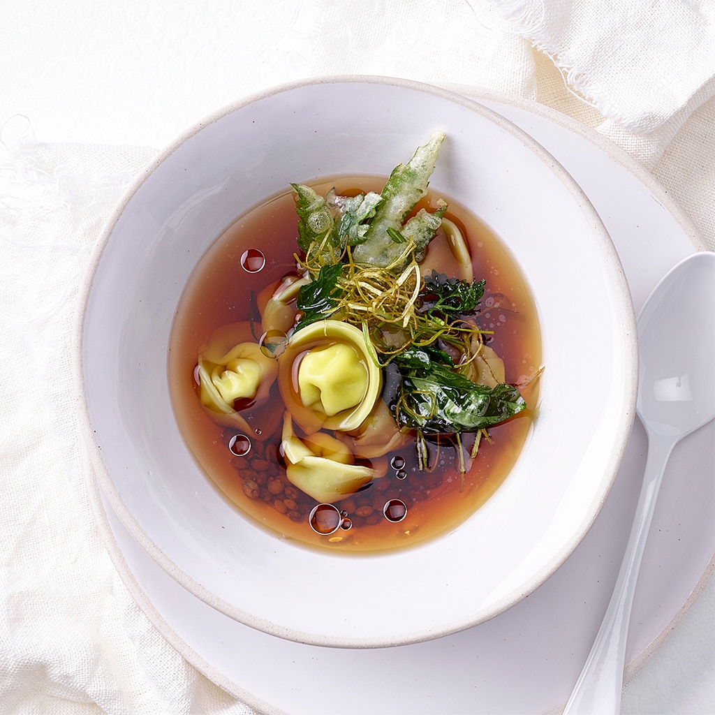 Gemüse-Essenz mit Tortellini und Kräutertempura