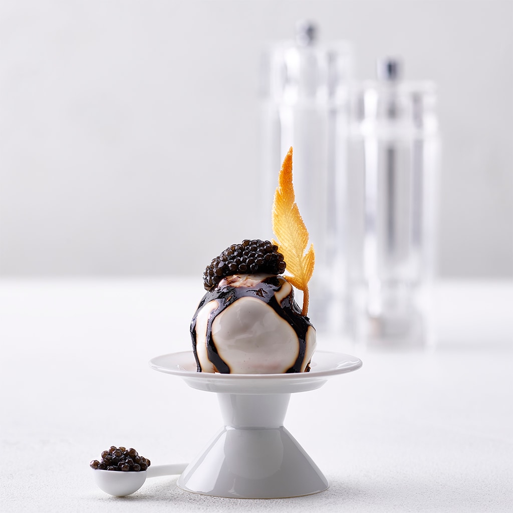 Mini-Windbeutel mit Blumenkohlcreme, Weisser Schokolade und Kaviar