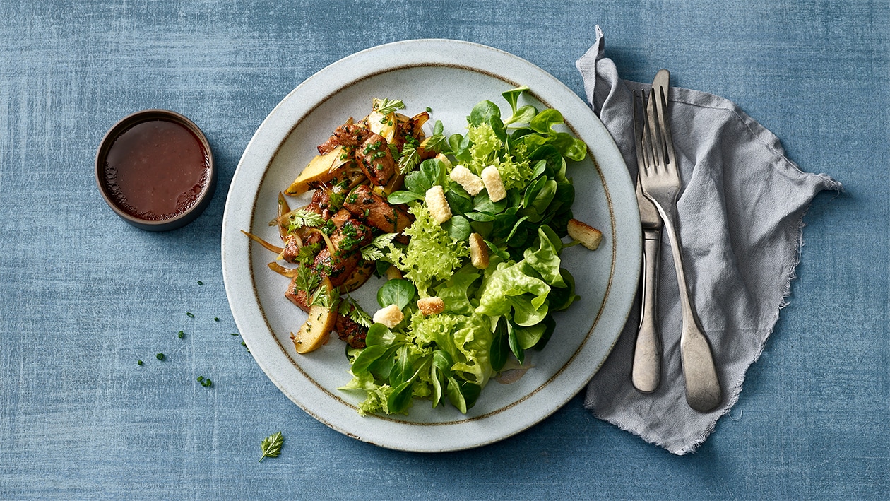 Foie de veau et feuilles de salade verte à la vinaigrette aux échalotes