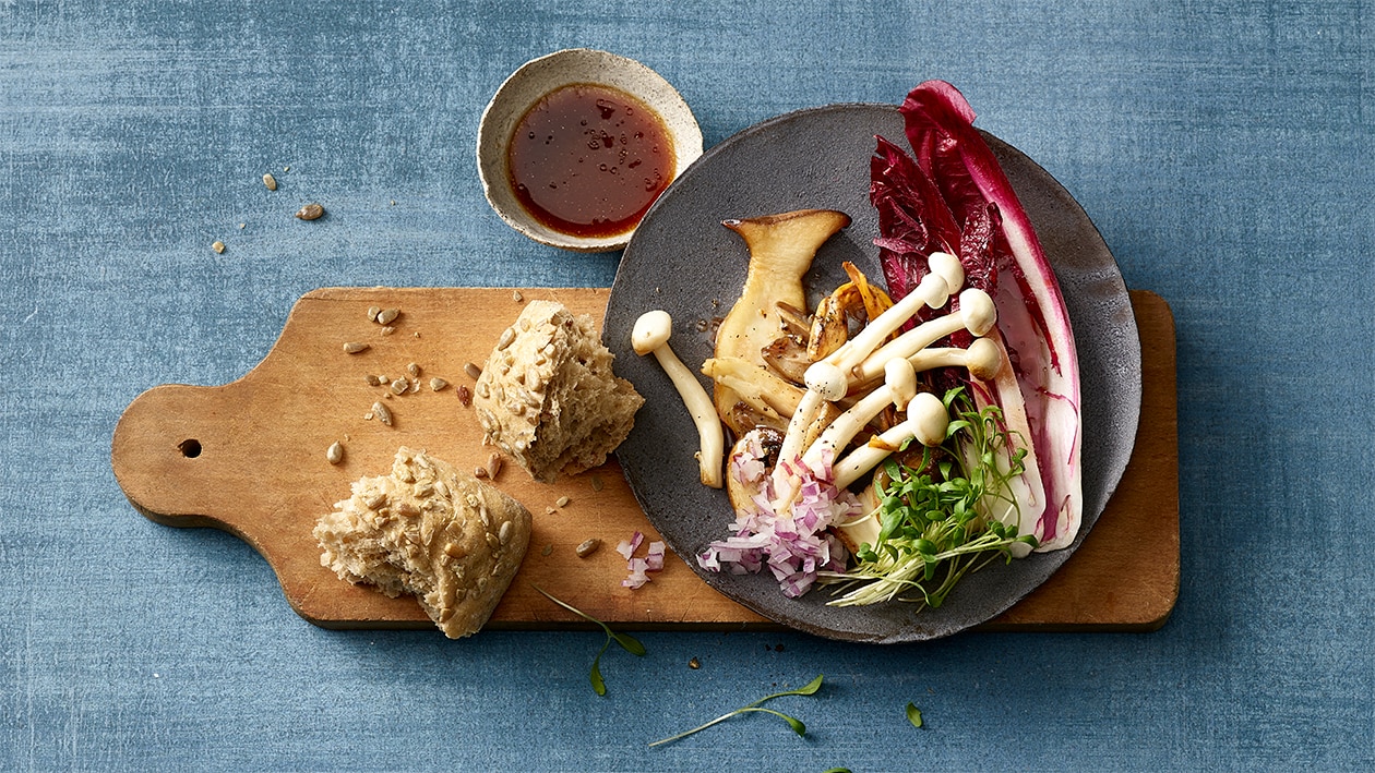 Salade de champignons sautés, chicorée rouge et vinaigrette aux échalotes