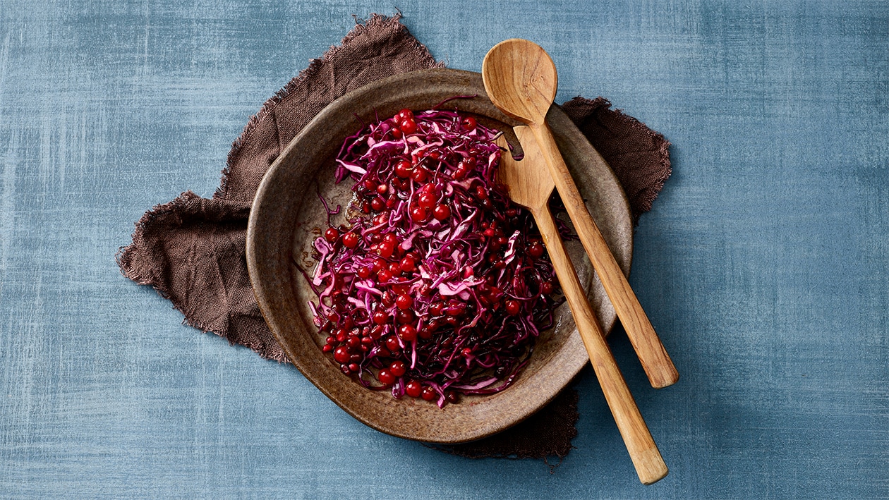 Salade de chou rouge mariné avec graines de grenade et groseilles –  