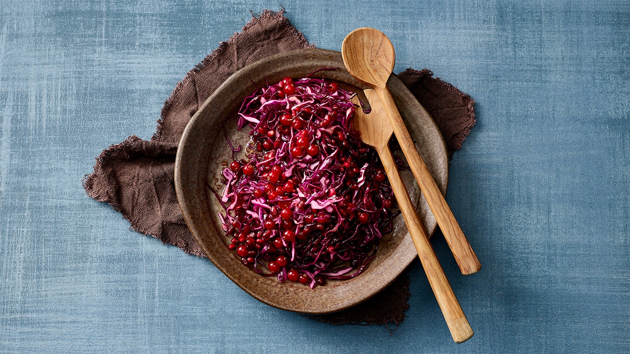 Salade de chou rouge mariné avec graines de grenade et groseilles