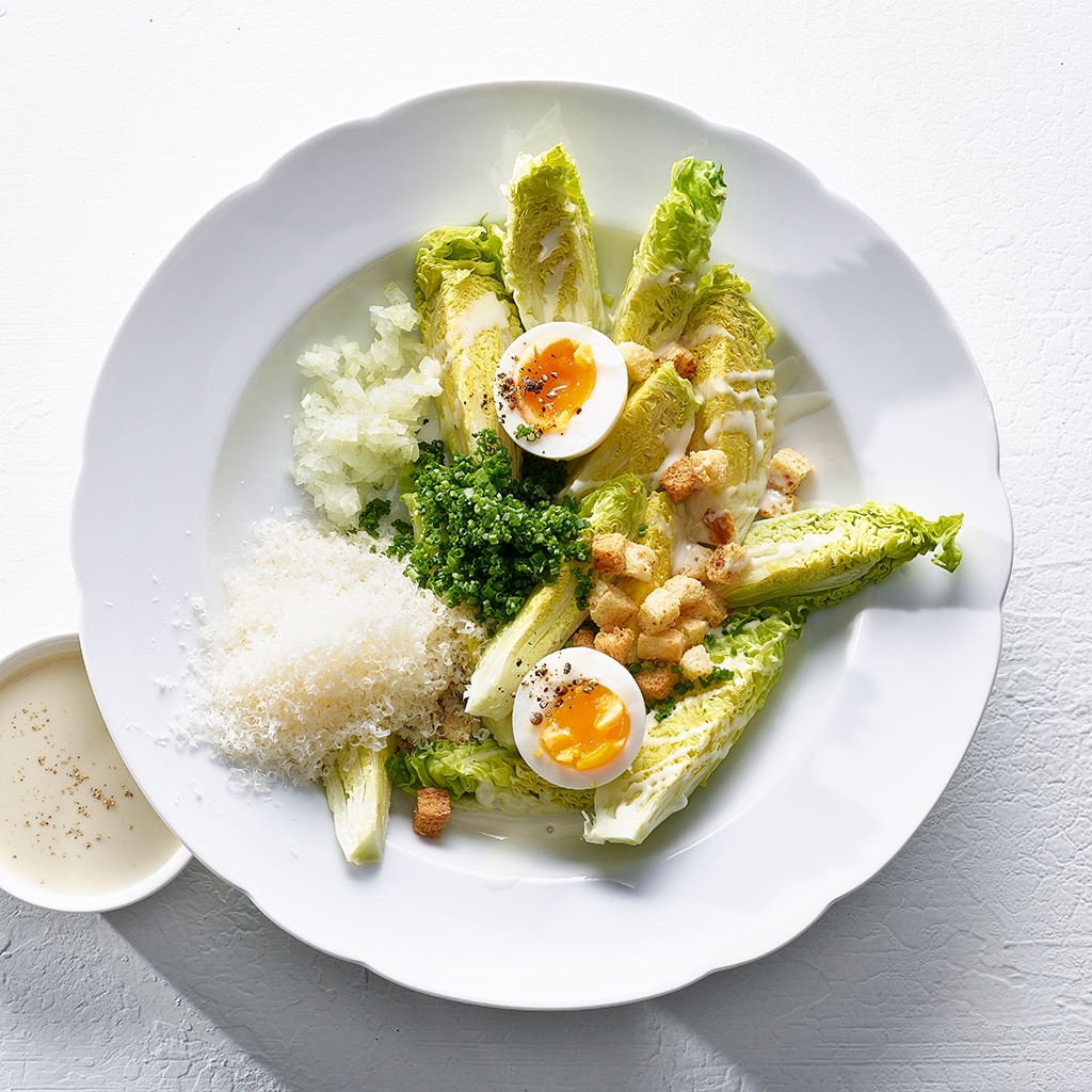 Caesar Salat mit wachsweichem Ei
